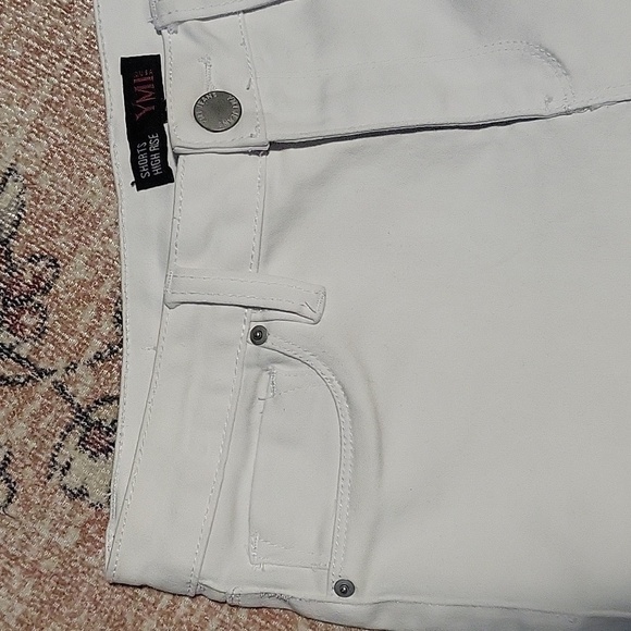 YMI WannaBettaButt White High-Rise Stretchy Cuffed 3" Inseam Shorts Size 9 - Picture 4 of 12